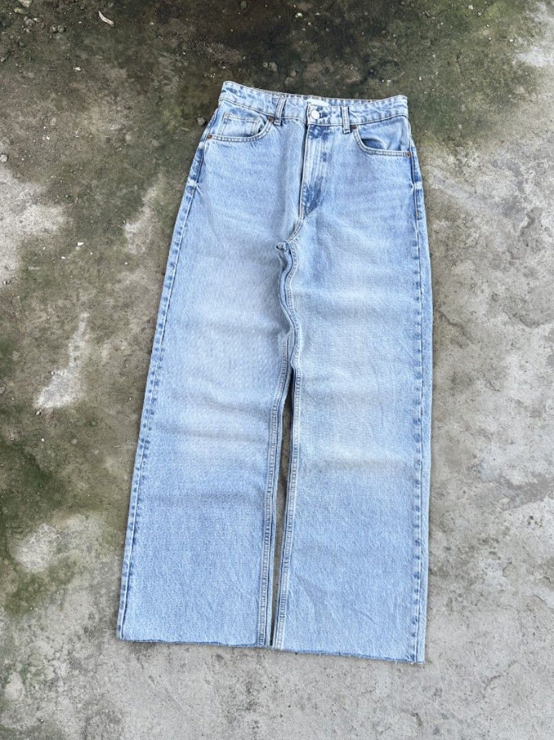 Zara lightblue wash wide jeans (Category: Jeans) located in Davao. Submitted by boss_kel (Listing ID 1464511625, Image 1). Description: Waist: 28-29 Lenght: 41 Thigh: 12 Hem: 10 Issue: not sure kung ganyan ba talaga hem niya or pinutulan.