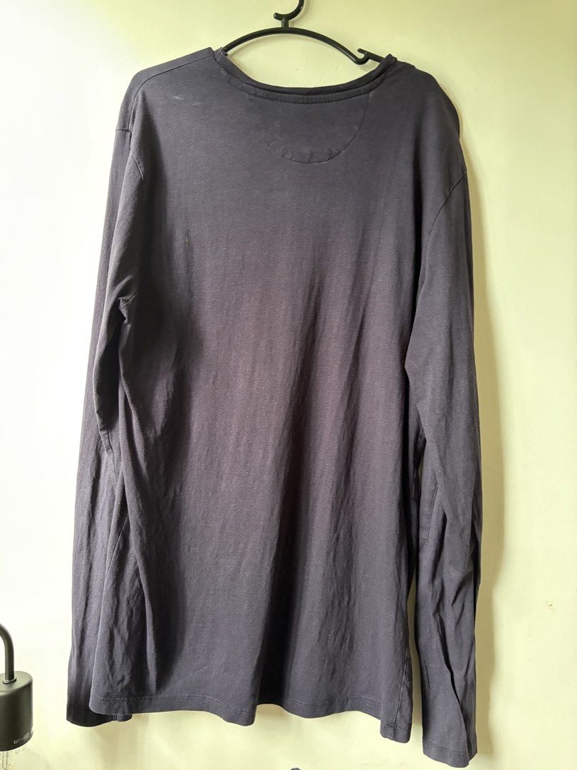 ZARA longsleeves for men (Category: Tshirts & Polo Shirts ) located in Las Pinas. Submitted by bibliomomma (Listing ID 1464372532, Image 3). Description: Authentic Zara Man long sleeve v-neck top in a dark navy shade, perfect for casual or layered outfits. Made with lightweight, soft cotton fabric that provides a comfortable fit. Well maintained and in great preloved condition with no visible stains or damage. Size large on tag MOP Gcash.