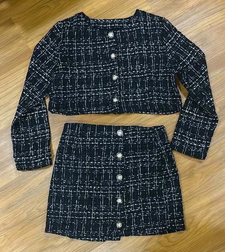 Zara quality Tweed set gold buttons (Category: Sets or Coordinates) located in Makati City. Submitted by brandedshopoffers (Listing ID 1464475570, Image 2). Description: Zara quality gold buttons thick and heavy so classy💗 Size: Medium Price: 1k.