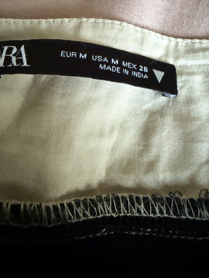 ZARA Ruched Bustier Top Black & Cream Size M (Category: Sleeveless) located in Binmaley. Submitted by cupofcalm (Listing ID 1464437489, Image 3). Description: - Zara Cream Ruched Bustier Top - Size: Medium (M) - Features adjustable straps - Black textured band detail - Made in India - Pairs perfectly with denim.