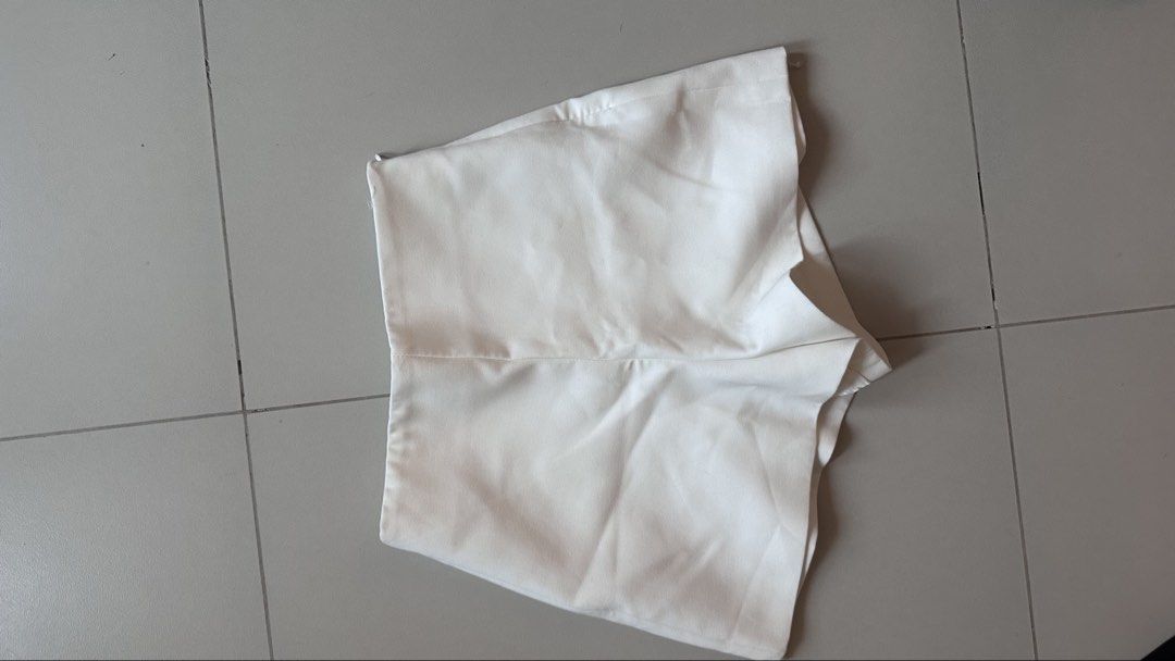 Zara Tailored High Waist Shorts (Category: Shorts) located in Muntinlupa City. Submitted by shop.me.11 (Listing ID 1464444852, Image 3). Description: Zara White Tailored Shorts Never worn (wrong size) 🥲 .