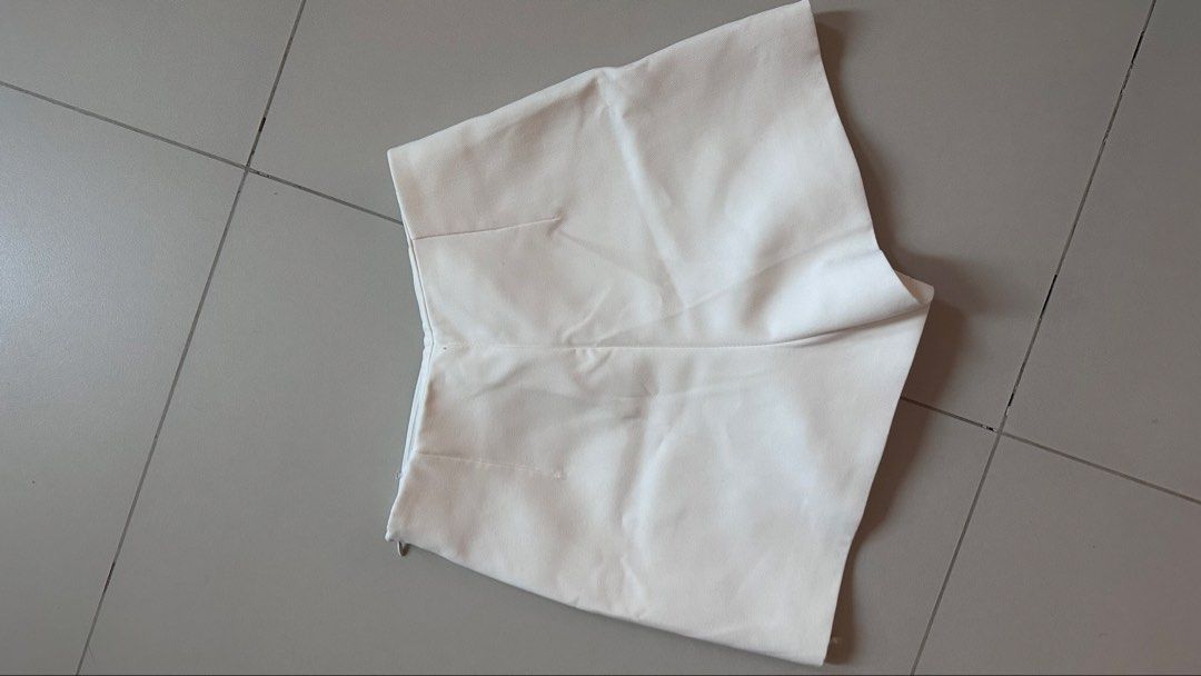 Zara Tailored High Waist Shorts (Category: Shorts) located in Muntinlupa City. Submitted by shop.me.11 (Listing ID 1464444852, Image 1). Description: Zara White Tailored Shorts Never worn (wrong size) 🥲 .