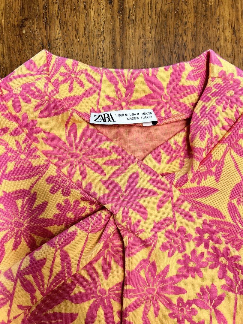 Zara Top (Category: Sleeveless) located in Manila. Submitted by tshopph (Listing ID 1464372795, Image 3). Description: ZARA Floral High-Neck Twist Front Sleeveless Crop Top / Y2K Floral Tank Vibrant and trendy high-neck crop top featuring a bold pink and orange floral print with a chic front-twist accent. Perfect for beach trips, summer days, festivals, or pairing with high-waisted denim Condition: like new Size: Medium (EUR M / USA M / MEX 28) P