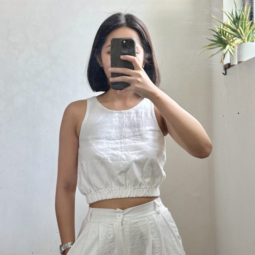 Zara White Cropped Tank Top (Category: Sleeveless) located in Bulacan. Submitted by _arislmt (Listing ID 1464410617, Image 1). Description: - White cropped tank top from Zara - Sleeveless design - Round neckline - Elasticated hem for a comfy fit - Versatile piece, great with high-waisted bottoms.