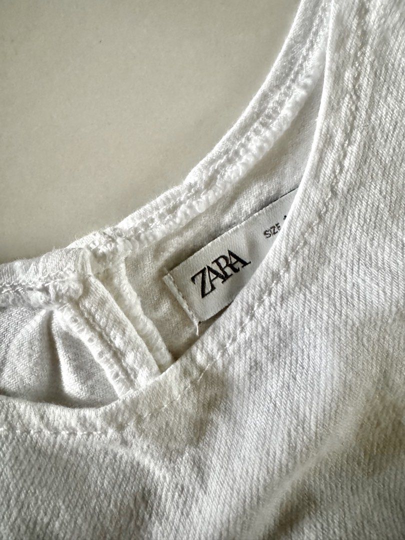 Zara White Cropped Tank Top (Category: Sleeveless) located in Bulacan. Submitted by _arislmt (Listing ID 1464410617, Image 2). Description: - White cropped tank top from Zara - Sleeveless design - Round neckline - Elasticated hem for a comfy fit - Versatile piece, great with high-waisted bottoms.