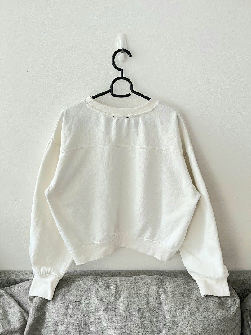 Zara White Croptop Sweater (Category: Coats, Jackets and Outerwear) located in Quezon City. Submitted by mariaplusmoshi (Listing ID 1464525809, Image 2). Description: deets alr posted 📍EVER, COMMONWEALTH, Q.C MOP: GCASH LALAMOVE/J&T.