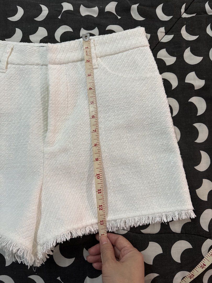 Zara white tweed short (Category: Shorts) located in Malabon City. Submitted by splendidcloset (Listing ID 1464371576, Image 2). Description: I’m 29-30 waist .