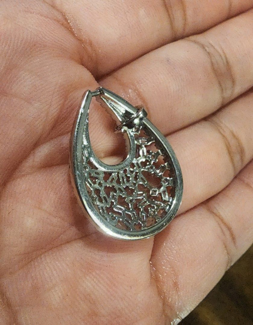 ZIRCON *diamond-inspired pendant (Category: Charms) located in Manila. Submitted by chrinathalie (Listing ID 1464552285, Image 2). Description: super sparkly diamond-inspired pendant! material: rhodium plated in whitegold ITEM IS NOT PAWNABLE.