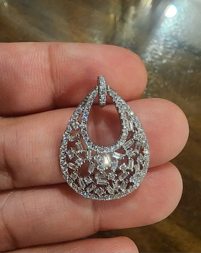 ZIRCON *diamond-inspired pendant (Category: Charms) located in Manila. Submitted by chrinathalie (Listing ID 1464552285, Image 1). Description: super sparkly diamond-inspired pendant! material: rhodium plated in whitegold ITEM IS NOT PAWNABLE.