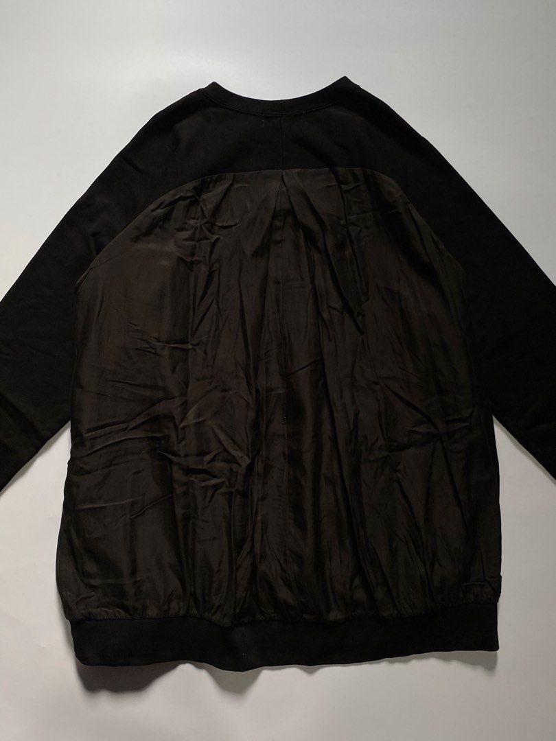 Zucca Crewneck Hybrid Longsleeve (Category: Coats, Jackets and Outerwear) located in Manila. Submitted by lexia_swrdrbfinds (Listing ID 1464464337, Image 2). Description: ⋆ 𐙚 ̊ Vintage 90s Zucca Issey Miyake Sweatshirt 🌸 𝓈𝒾𝓏ℯ ℴ𝓃 𝓉𝒶𝑔: M 🩷 𝓁ℯ𝓃𝑔𝓉𝒽: 27 🌷 𝓌𝒾𝒹𝓉𝒽: 18 🎀 𝒸ℴ𝓃𝒹𝒾𝓉𝒾ℴ𝓃: 10/10 🫧 𝒻𝓁𝒶𝓌𝓈: none 𝓅𝓇𝒾𝒸ℯ: 1499 ✦ 𝓅𝓁𝓊𝓈 𝓈𝒽𝒾𝓅𝓅𝒾𝓃𝑔 𝒻ℯℯ.