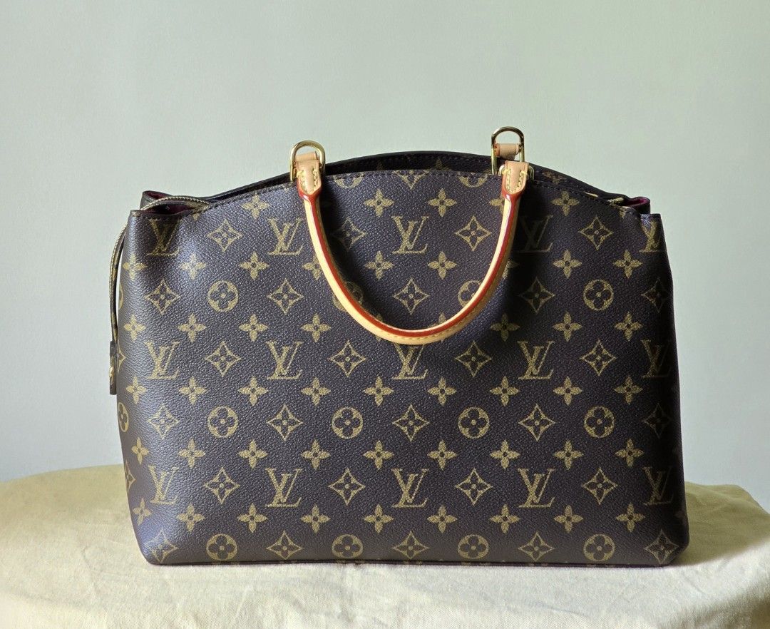 100% Authentic Louis Vuitton Grand Palais (Microchip) (Category: Announcements) located in Cebu City. Submitted by anythingunderthesun0211 (Listing ID 1464571647, Image 3). Description: complete inclusions with entrupy cert.