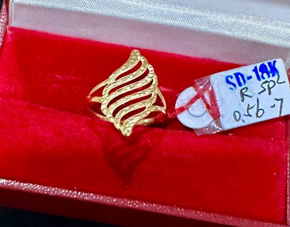 18k Saudi gold ladies ring (Category: Rings) located in Manila. Submitted by bhelgoldseller2ndaccount (Listing ID 1464722057, Image 3). Description: New!!✨New!!✨New!! Authentic 18k Saudi Golds 💯pawnable/naisasanla 💯with high appraisal rate 💯good investment 💯Direct supplier price 👉OPEN for resellers 🌺please take time to evaluate their actual sizes and grams 👉Best panggift for all occasions ✅ Sold per grams not per piece Kya lowest price ✅Wi