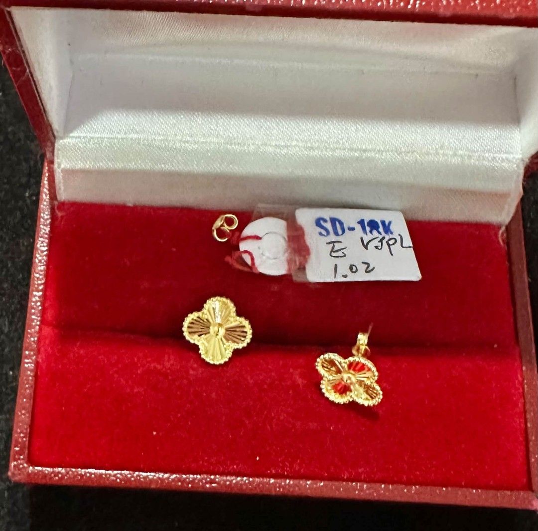 18k Saudi gold lightweight earrings (Category: Earrings) located in Manila. Submitted by bhelgoldseller2ndaccount (Listing ID 1464592638, Image 3). Description: New!!✨New!!✨New!! Authentic 18k Saudi Golds 💯pawnable/naisasanla 💯with high appraisal rate 💯good investment 💯Direct supplier price 👉OPEN for resellers 🌺please take time to evaluate their actual sizes and grams 👉Best panggift for all occasions ✅ Sold per grams not per piece Kya lowe