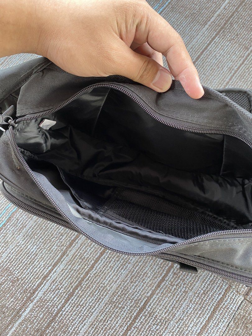 2000s Stussy One-Shoulder Bag (Category: Luxury Bags & Wallets) located in Taguig. Submitted by offther4ck (Listing ID 1464637359, Image 3). Description: - No issue ( Brandnew Condition ) - Adjustable Strap - Complete Tags - Zippers are working smoothly.