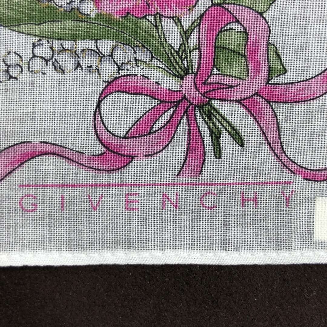 267009264 GIVENCHY HANDKERCHIEF (Category: Handkerchief & Pocket Squares) located in Taguig. Submitted by ecoring.ph (Listing ID 1464594238, Image 3). Description: ◆CONDITION: B+ ◆DESCRIPTIONS: (Other defects/info:) The body of the scarf has minimal stains and shows signs of use. * SIZE: ◆ WIDTH: 13.5inches. (approximately only) ◆ LENGTH: 13.5inches. (approximately only) ◆INCLUSIONS: NONE ⚠︎Please note that all sizes are approximate and may vary 