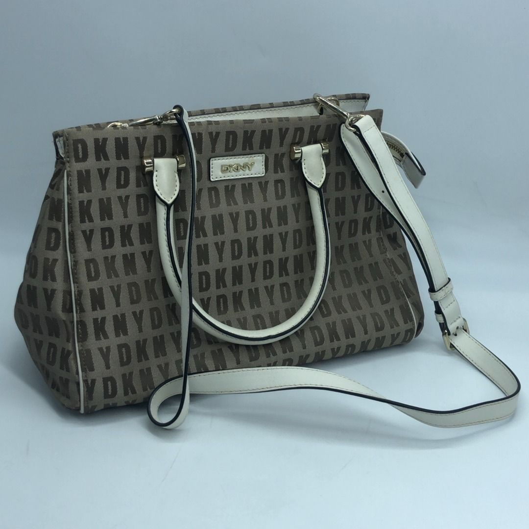 267009540 DKNY BAG CANVAS BOSTON BAG (Category: Luxury Bags & Wallets) located in Taguig. Submitted by ecoring.ph (Listing ID 1464590635, Image 1). Description: ◆CONDITION: B ◆DESCRIPTIONS: (Other defects/info:) OUTER: The canvas body of the bag is stained and dirty, and shows signs of use. The bottom and bottom corners of the bag are stained and dirty, and show signs of use. The leather lining of the bag is scratched, scuffed, stained, dirty, an
