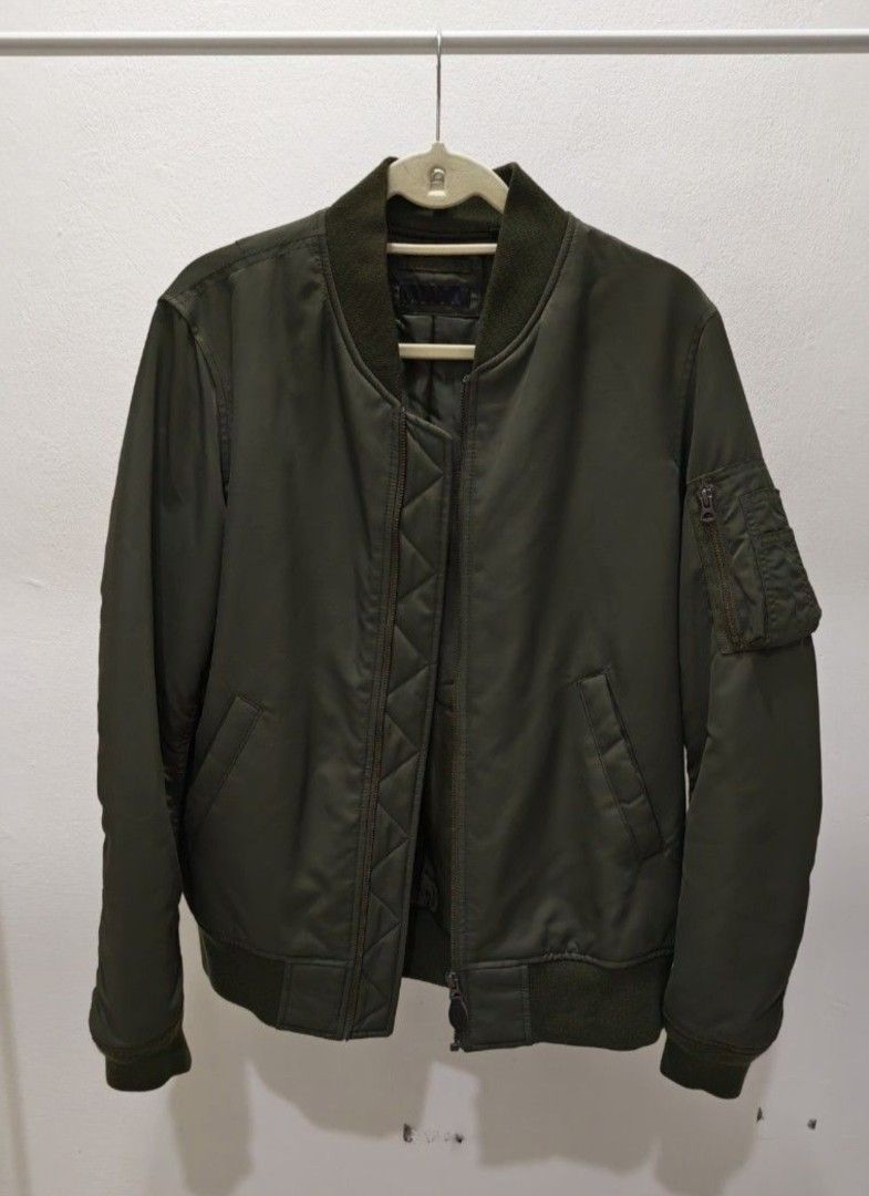 2 Jacket Combo (Category: Coats, Jackets and Outerwear) located in Ampang. Submitted by spudkyoryu (Listing ID 1464719971, Image 2). Description: 2 Jacket Combo - Uniqlo Ultra Stretch Active Bomber Jacket (Cream XL) - Uniqlo MA-1 Blouson Jacket (Olive Green L).
