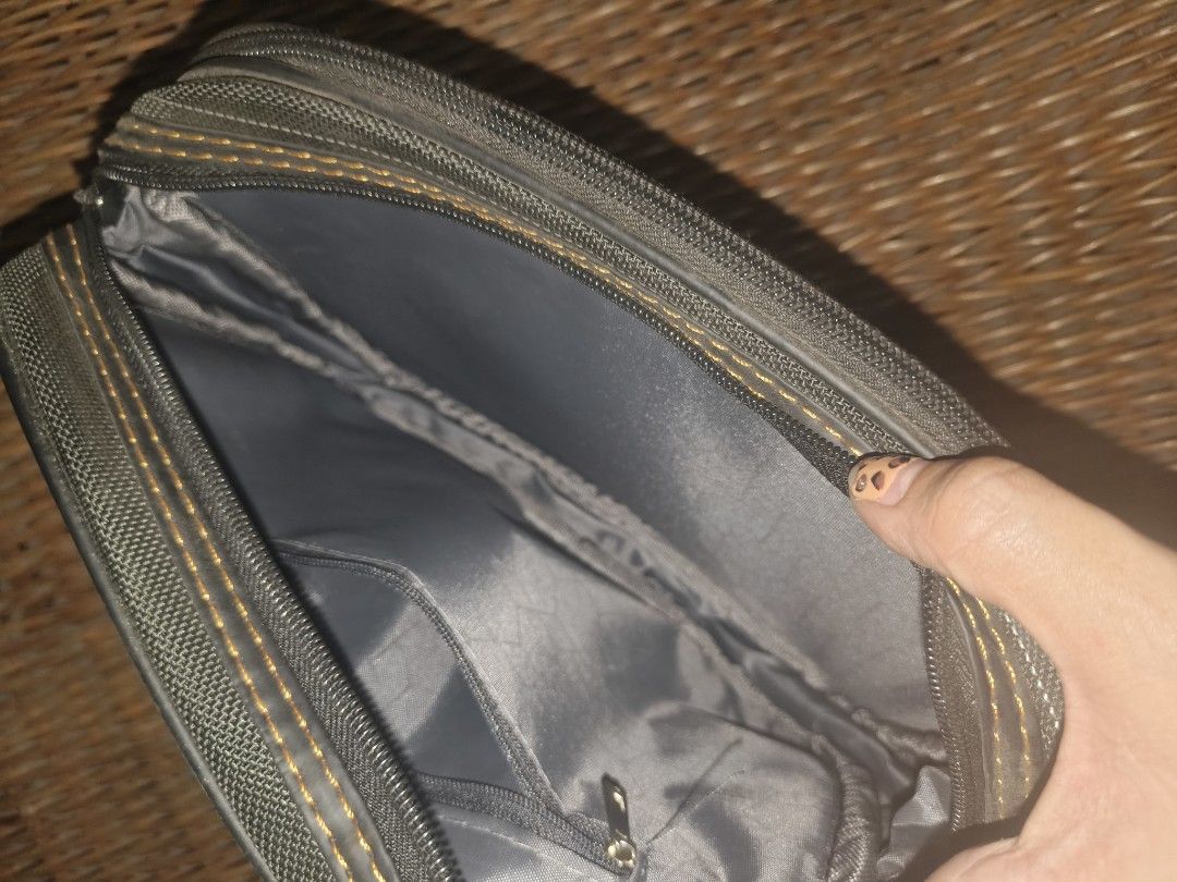 2in1 Bag (Category: Cross-body Bags) located in Caloocan City. Submitted by cs.clickandshop (Listing ID 1464768933, Image 3). Description: used once like new no issue 2in1 bag can be use as belt and body bag.