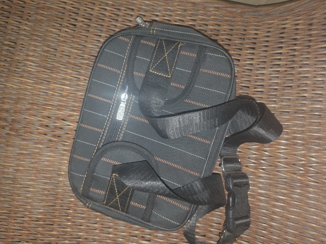 2in1 Bag (Category: Cross-body Bags) located in Caloocan City. Submitted by cs.clickandshop (Listing ID 1464768933, Image 2). Description: used once like new no issue 2in1 bag can be use as belt and body bag.
