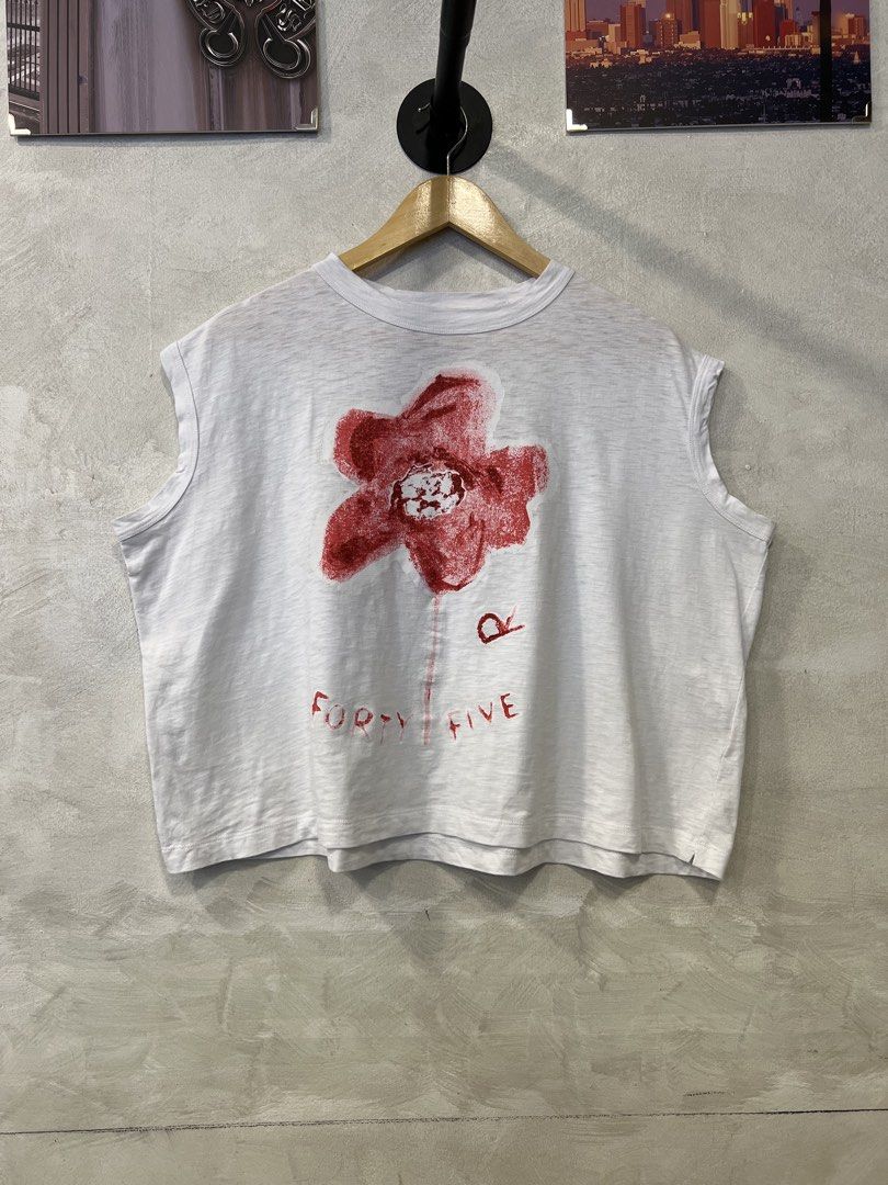 45 rpm box type flower sketch print (Category: Others Tops) located in Manila. Submitted by -handpick- (Listing ID 1464696707, Image 1). Description: Boxy sleeveless top from the Japanese clothing brand 45R (45rpm). The piece showcases their signature hand-drawn style, displaying a prominent red flower sketch alongside the handwritten text “FORTY-FIVE” and the recognizable “R” logo emblem. Size : 0 Dimensions : Length : 22 inches Width : 25 inche