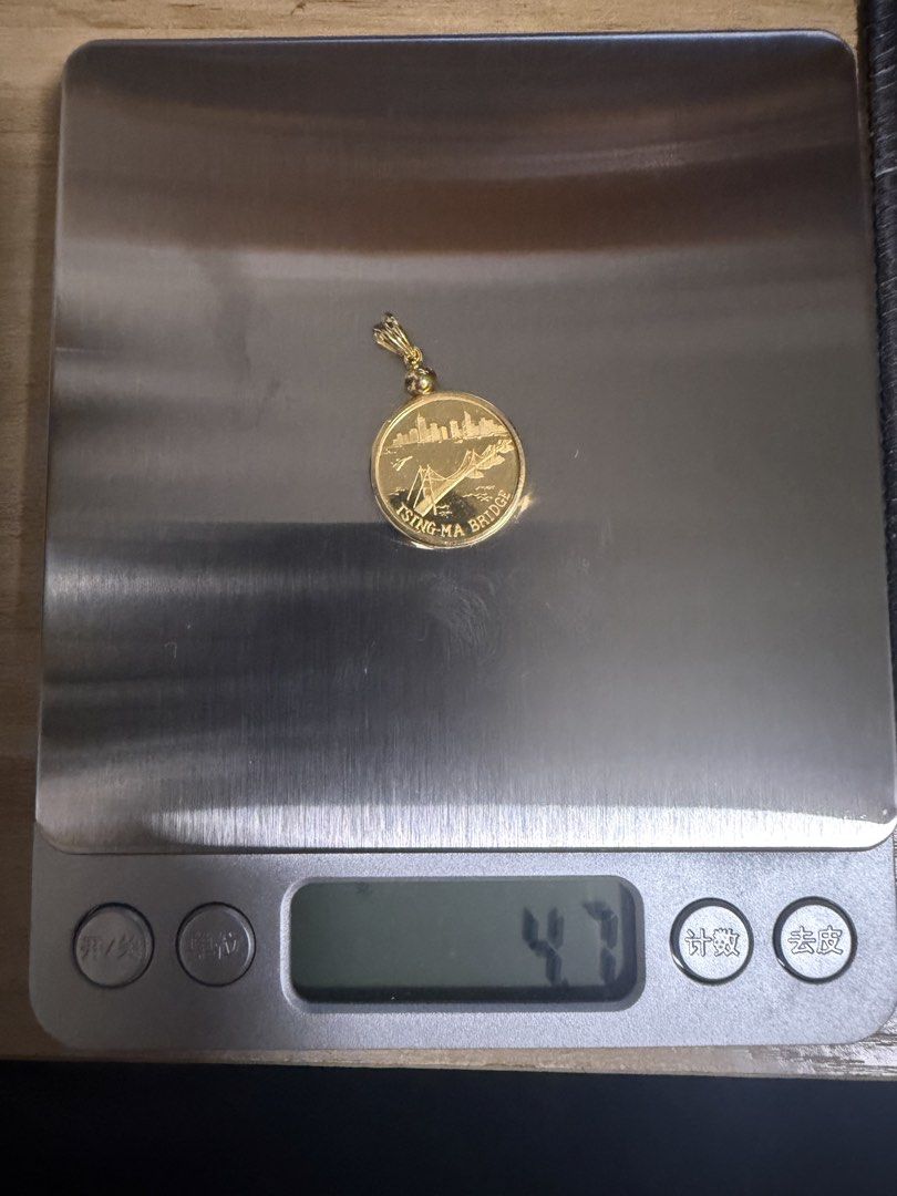 香港青馬大橋 .9999純金1/10oz金幣 + 18K金(750)外框吊墜 (總重4.7g) （分類：貨幣）位於 Hong Kong。 由 andywong02 提交（商品編號 1464693555，圖片 3）。簡介： 出售香港經典地標「青馬大橋」主題貴金屬紀念金幣吊墜一枚： 金屬材質與規格： 金幣本體：.9999 足金 (999.9 Pure Gold) | 重 1/10 盎司 (3.11g) 外框及扣環：18K 金 / 750 (有 18K/750 印記) | 重約 1.59g 實測總重：4.7 克（如圖電子秤所示） 主題設計： 正面：香港青馬大橋（TSING-MA BRIDGE）與維港景色 背面：香港天際線與「HONG KONG 香港」字樣 物品狀況：實物拍攝，金幣與18K金框保存良好，成色亮麗，可直接配戴項鍊。。