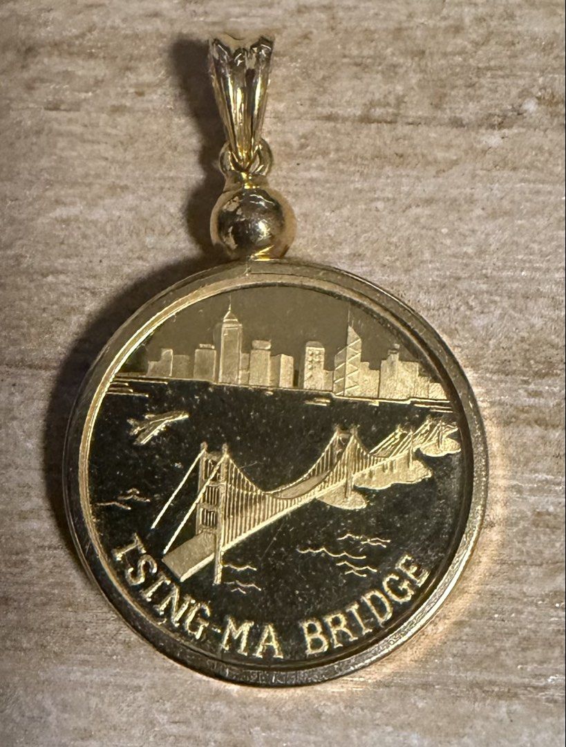 香港青馬大橋 .9999純金1/10oz金幣 + 18K金(750)外框吊墜 (總重4.7g) （分類：貨幣）位於 Hong Kong。 由 andywong02 提交（商品編號 1464693555，圖片 2）。簡介： 出售香港經典地標「青馬大橋」主題貴金屬紀念金幣吊墜一枚： 金屬材質與規格： 金幣本體：.9999 足金 (999.9 Pure Gold) | 重 1/10 盎司 (3.11g) 外框及扣環：18K 金 / 750 (有 18K/750 印記) | 重約 1.59g 實測總重：4.7 克（如圖電子秤所示） 主題設計： 正面：香港青馬大橋（TSING-MA BRIDGE）與維港景色 背面：香港天際線與「HONG KONG 香港」字樣 物品狀況：實物拍攝，金幣與18K金框保存良好，成色亮麗，可直接配戴項鍊。。