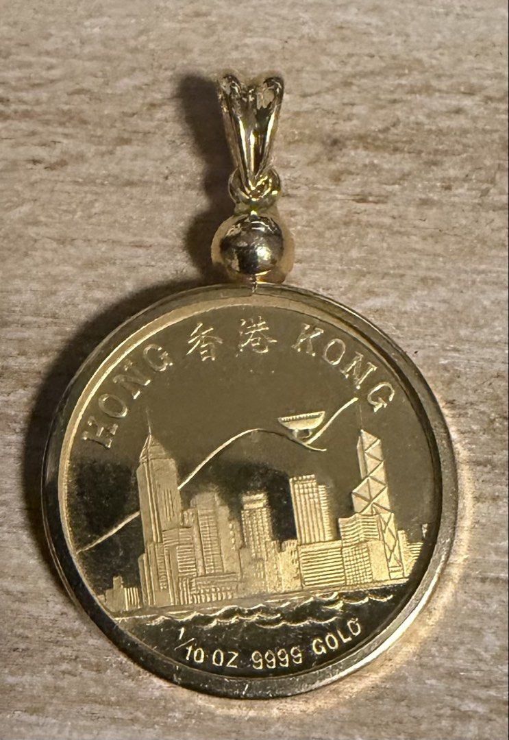 香港青馬大橋 .9999純金1/10oz金幣 + 18K金(750)外框吊墜 (總重4.7g) （分類：貨幣）位於 Hong Kong。 由 andywong02 提交（商品編號 1464693555，圖片 1）。簡介： 出售香港經典地標「青馬大橋」主題貴金屬紀念金幣吊墜一枚： 金屬材質與規格： 金幣本體：.9999 足金 (999.9 Pure Gold) | 重 1/10 盎司 (3.11g) 外框及扣環：18K 金 / 750 (有 18K/750 印記) | 重約 1.59g 實測總重：4.7 克（如圖電子秤所示） 主題設計： 正面：香港青馬大橋（TSING-MA BRIDGE）與維港景色 背面：香港天際線與「HONG KONG 香港」字樣 物品狀況：實物拍攝，金幣與18K金框保存良好，成色亮麗，可直接配戴項鍊。。