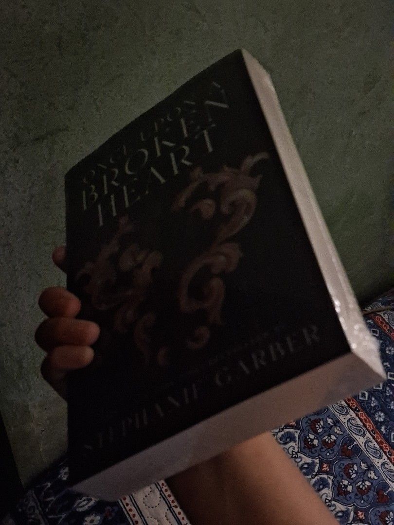 !! SELLING "ONCE UPON A BROKEN HEART" !! (Category: Storybooks) located in Manila. Submitted by hed3raa (Listing ID 1464706127, Image 3). Description: 📚: SELLING "𝙊𝙣𝙘𝙚 𝙐𝙥𝙤𝙣 𝘼 𝘽𝙧𝙤𝙠𝙚𝙣 𝙃𝙚𝙖𝙧𝙩" by 𝙎𝙏𝙀𝙋𝙃𝘼𝙉𝙄𝙀 𝙂𝘼𝙍𝘽𝙀𝙍 for only P590 (can be negotiable!) Hello! I'm selling my brand new book that I brought from National Bookstore during MIBF; originally P675 and I'm selling it for a lower price for P590. My reason for sell