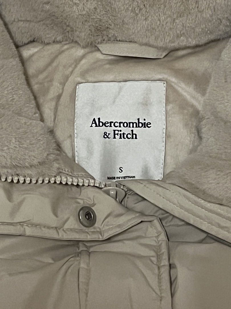 Abercrombie&Fitch Jacket in cream (Category: Coats, Jackets and Outerwear) located in Manila. Submitted by minathrifties (Listing ID 1464685659, Image 2). Description: original abercrombie&fitch vintage💗 size: small in perfect condition.