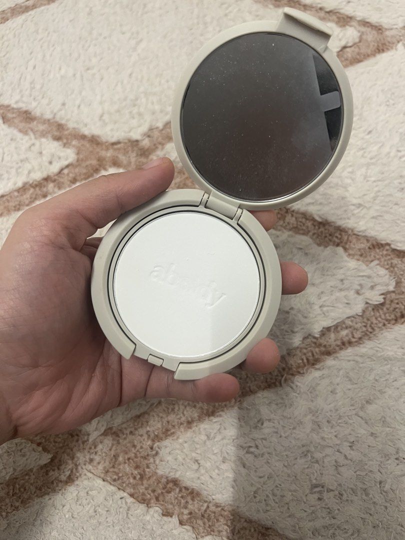 Absidy Complexion Blur Translucent Perfecting Powder (Milk) (Category: Makeup) located in Cagayan de Oro. Submitted by simplydecluttering_makeup (Listing ID 1464727949, Image 1). Description: Used once only. - Brand/Product: Absidy Complexions Blur Translucent Perfecting Powder - Shade: Milk - Net Weight: 10.5g - Packaging: Round beige compact case with a built-in mirror and 'absidy' debossed on the powder - Benefits: Great for setting makeup and