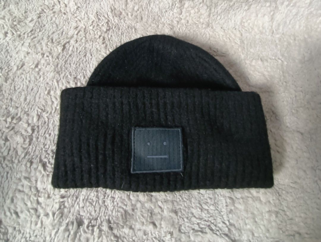 Acne Studios Pansy S Face Beanie hat (Category: Beanies) located in Asingan. Submitted by arnelpalaris8 (Listing ID 1464733896, Image 1). Description: Acne Studios Pancy S Face Beanie Hat OS/56 CM WOOL EXCELLENT CONDITION Product Name: PANSY S FACE (The brand's iconic chunky ribbed-knit beanie featuring their signature flat-expression emoji patch). 1K FREESHIPPING PM ME.