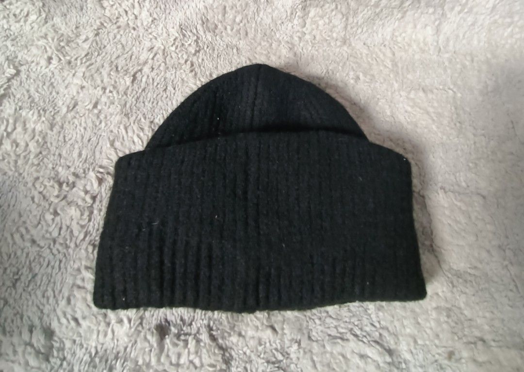 Acne Studios Pansy S Face Beanie hat (Category: Beanies) located in Asingan. Submitted by arnelpalaris8 (Listing ID 1464733896, Image 2). Description: Acne Studios Pancy S Face Beanie Hat OS/56 CM WOOL EXCELLENT CONDITION Product Name: PANSY S FACE (The brand's iconic chunky ribbed-knit beanie featuring their signature flat-expression emoji patch). 1K FREESHIPPING PM ME.