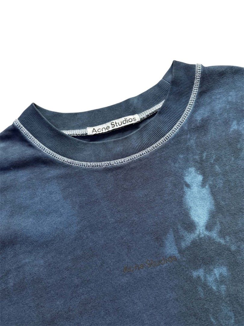 Acne Studios Oversized Tie-Dye Cotton T-Shirt (Category: Shirts) located in General Mariano Alvarez. Submitted by lounneytunes (Listing ID 1464576247, Image 2). Description: - Authentic Acne Studios T-Shirt - Eye-catching blue tie-dye pattern - Made from premium 100% cotton - Size Medium (W23xL29) - Relaxed fit for ultimate comfort - Ideal for everyday casual wear.