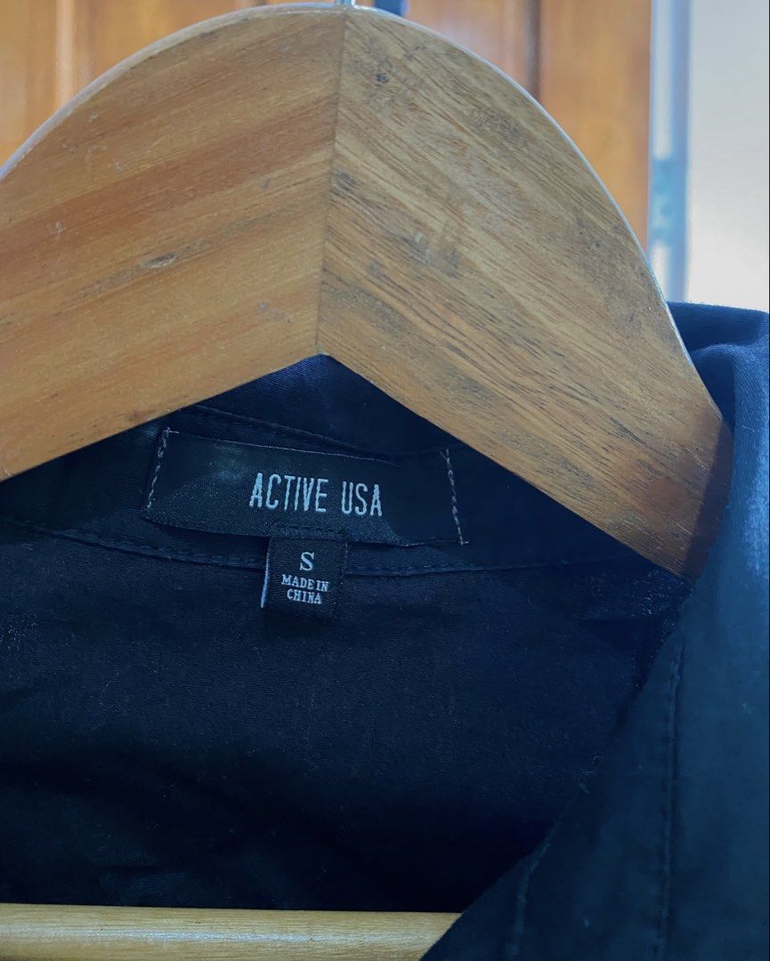 ACTIVE USA Black 3/4 Sleeve Collared Shirt Size S (Category: Shirts) located in Legazpi City. Submitted by engr.i (Listing ID 1464585459, Image 3). Description: - Brand: ACTIVE USA - Color: Black - Style: Collared shirt - Sleeves: 3/4 length - Closure: Button-up front - Fit: Fitted at the waist - Origin: Made in China - Size: S.
