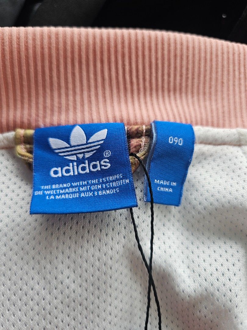 Adidas Curso d'Agua Superstar Track Jacket (Category: Coats, Jackets and Outerwear) located in Baguio. Submitted by kayeonlineshop (Listing ID 1464660034, Image 3). Description: -Features a vibrant all-over floral and water lily print inspired by Brazilian landscapes, complemented by a soft pink front zipper and ribbed collar, cuffs, and hem. -Measurements includes in the photos.