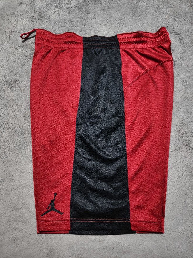AIR JORDAN (Category: Shorts) located in Butuan. Submitted by miltonpulido (Listing ID 1464746944, Image 3). Description: size 32 strechable with lace 19length 12 hem no issue sign of usage only excellent condition.