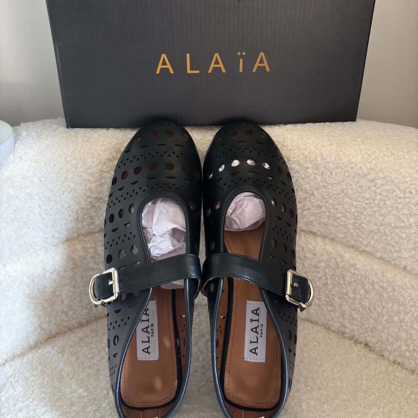 ALAïA Ballet Flats (Category: Flats & Sandals) located in Guinobatan. Submitted by jadieee_young22 (Listing ID 1464625764, Image 2). Description: ALAïA Ballet Flats • available in black color only • with box included (as seen in the picture) • actual photos | what you see is what you exactly get! • shipping nationwide via tiktok co sizes available: > 35 > 36 > 38.