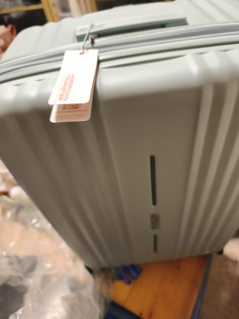 American Tourister 綠色行李箱 喼 （分類：旅遊 - 旅行必需品及用品）位於 Hong Kong。 由 gentletree_3c59c4 提交（商品編號 1464726362，圖片 1）。簡介： 朋友寄賣行李箱，American Tourister出品，綠色，有牌未拆。有行李牌，拉鍊款。實物好靚，旅行必備。有意請pm。。