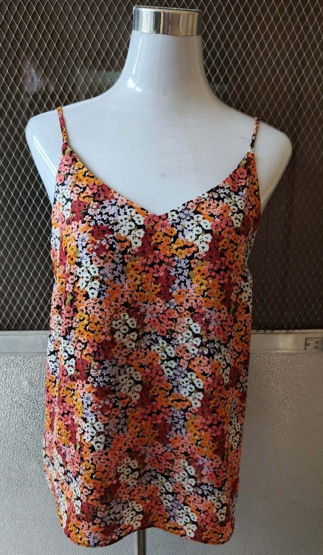 Anko Floral Cami Top (Category: Sleeveless) located in Cebu City. Submitted by violacloset (Listing ID 1464583615, Image 1). Description: Measurements: length: 25 width: 20.