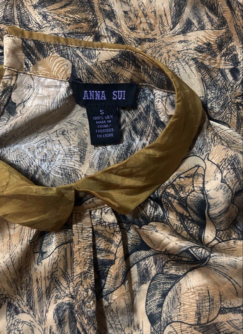ANNA SUI (Category: Blouses) located in Davao. Submitted by sart0ria85 (Listing ID 1464767971, Image 3). Description: A blouse in hues of gold and brown and floral in same colour! 100%SILK MADE IN CHINA 🇨🇳 SMALL. Size 4 (good for medium too!) EXCELLENT CONDITION (95/100).