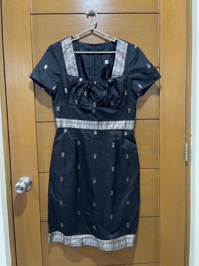 Anna Sui 100% Silk Vintage Dress (Category: Dresses) located in Baguio. Submitted by pawsome_closet (Listing ID 1464720773, Image 2). Description: Small - medium.