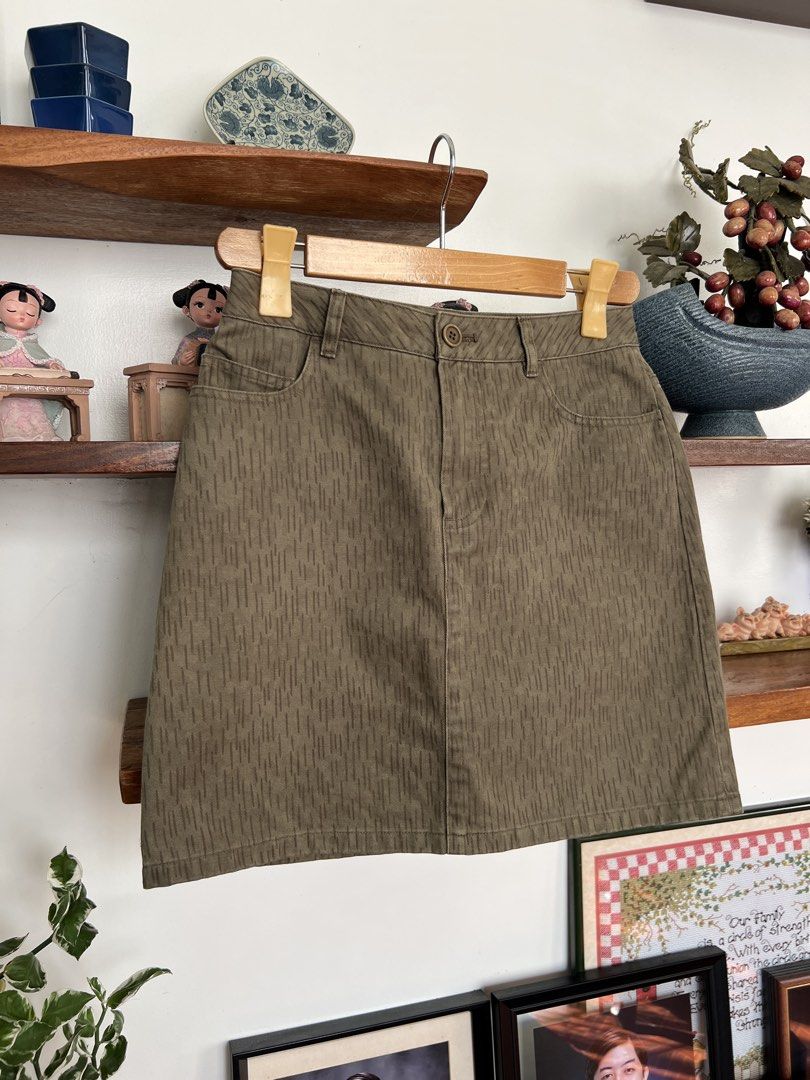 A.P.C OLIVE TONED MINI SKIRT RAINDROP CAMOUFLAGE PATTERN (Category: Skirts) located in Solano. Submitted by aljoners (Listing ID 1464701997, Image 3). Description: Size: XS Length: 17 Leg opening: 19.5 Color rate: 10/10 Condition: 10/10 Issue/s: None - Can fit 26-28 - Japan release “Color may vary due to lighting”.