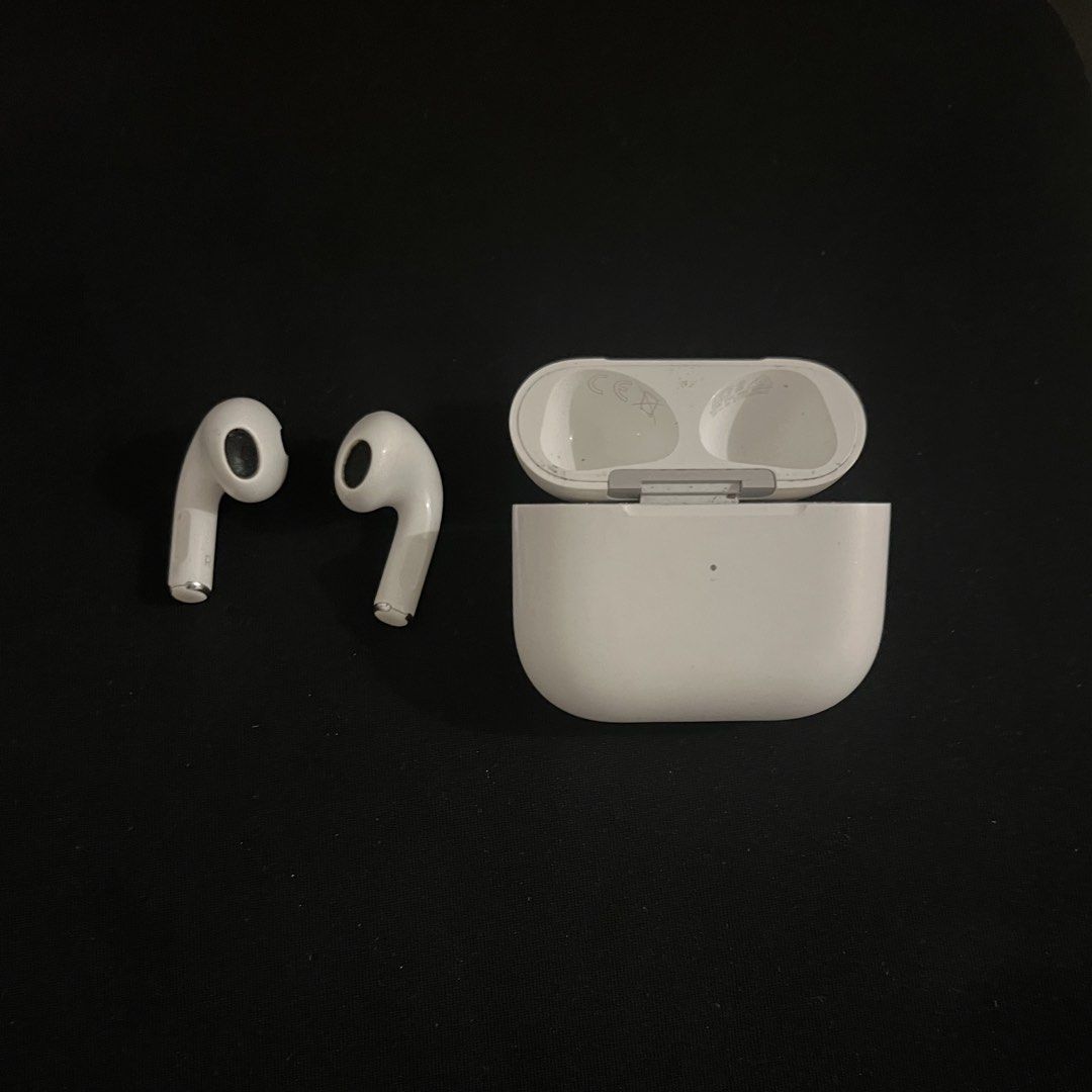 Apple AirPods (3rd Gen) No box (Category: Earphones) located in General Luna. Submitted by diamondzbloody.1 (Listing ID 1437215032, Image 2). Description: - Apple AirPods (3rd Generation). - AirPods in good working condition. Both Left and Right. No issue. - Charging case with scratches signs of wear. - fully functional and cleaned - Missing Box already - No lightning cable -Cleaned RFS: I prefer headphones Meetup on BGC or Market Market or deliv