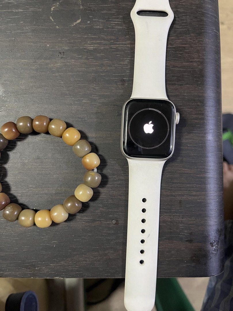 Apple Watch SE 2 (Category: Wearables & Smart Watches) located in San Jose. Submitted by happystar_85398e (Listing ID 1464666426, Image 2). Description: Hello! I'm selling my Apple Watch SE 2 GPS 40mm Starlight. Only used for a few times. Comes with the original strap and charger. Still at 100% Battery Health. No scratches nor dents ^^ .