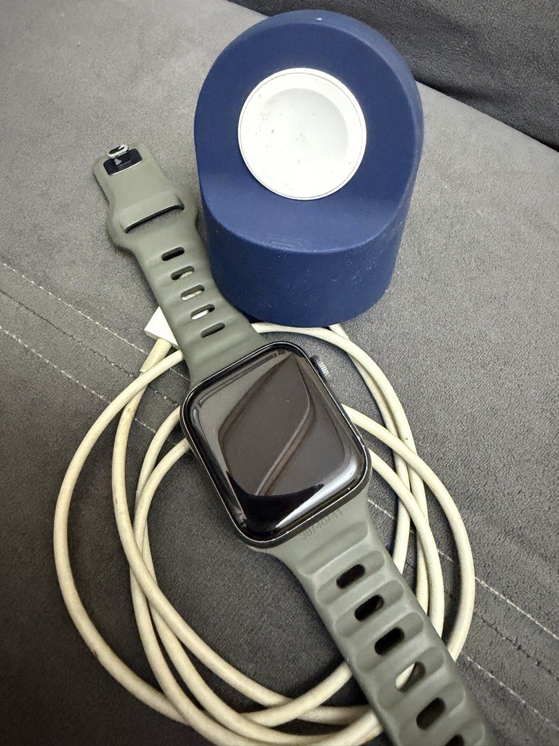 Apple Watch Series 4 (Category: Wearables & Smart Watches) located in Malabon City. Submitted by abbeugenio (Listing ID 1464717828, Image 1). Description: .