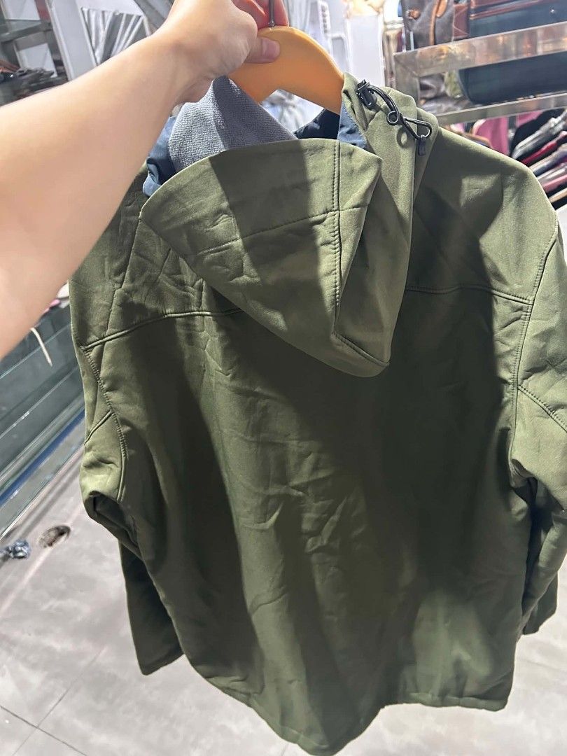 Arcteryx waterproof fabric (Category: Coats, Jackets and Outerwear) located in Manila. Submitted by mrpalkups666 (Listing ID 1464573961, Image 2). Description: Xl on tag.