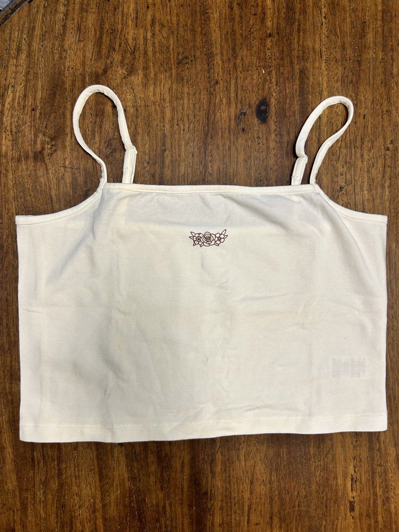 Ardene Minimalist Cropped Cami Top (Category: Sleeveless) located in Antipolo. Submitted by tshopph (Listing ID 1464605605, Image 1). Description: 🌹 White Cropped Cami Top with Rose Detail 🌹 A super cute, minimalist, and easy-to-style basic cami crop top. Perfect for high-waisted shorts, cargo pants, or layering under cardigans and unbuttoned oversized shirts ✨ Adjustable spaghetti straps for a perfect fit ✨ Comfortable cropped silhouette ✨ Str