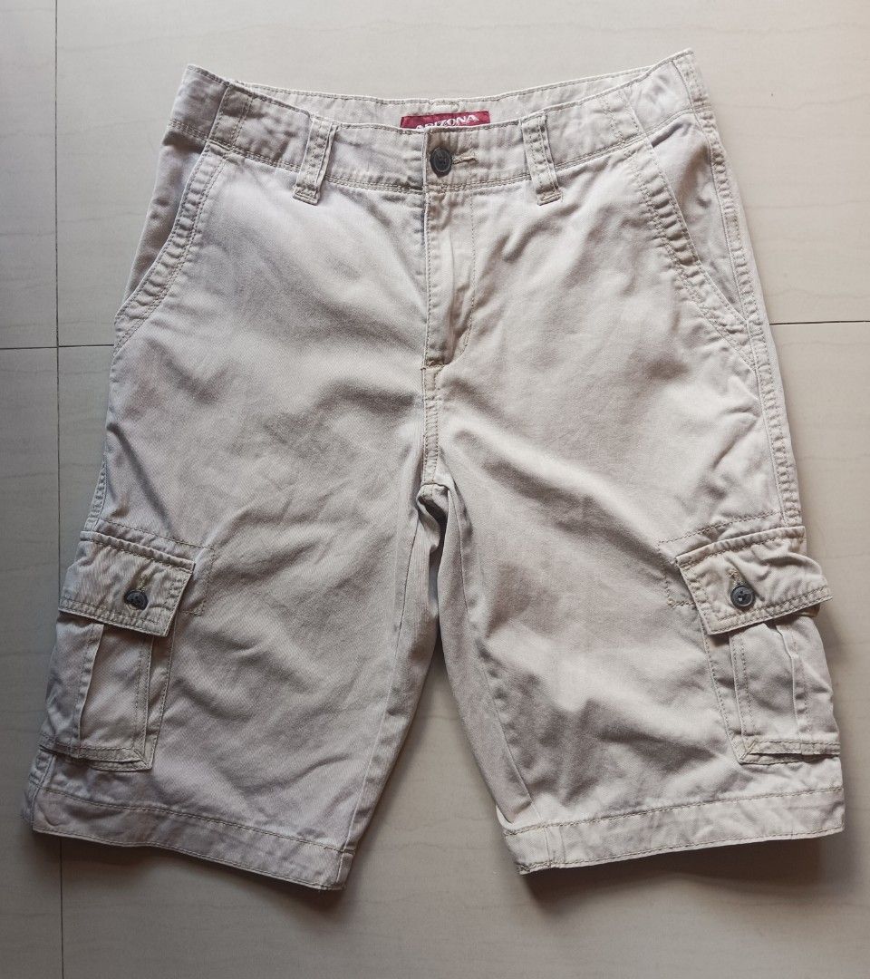 Arizona Cargo Short (Category: Shorts) located in Bacolod City. Submitted by jazzteeeyyynn (Listing ID 1464590114, Image 1). Description: As New Condition ✅ Waist: 28-29 Length: 21 Leg hole: 9.5 -Manage your expectations this item is thrifted. -Colors may vary due to lighting. -off/legit -Strictly No return. issue: Crack 1 button MOD- J&T MOP- GCASH LOC: BACOLOD CITY.
