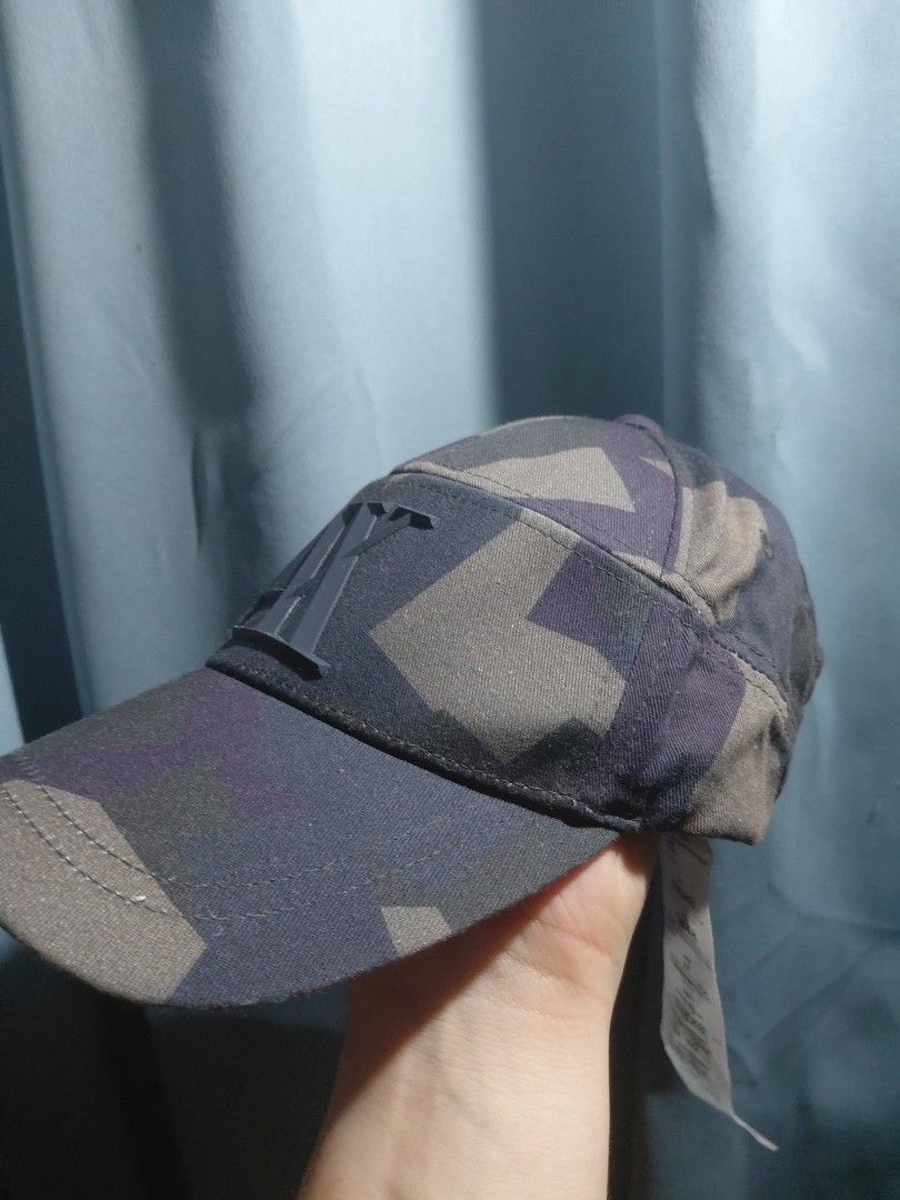 Armani Cap | camouflage | true to size (Category: Caps & Hats) located in Caloocan City. Submitted by iknow-nothing (Listing ID 1464615117, Image 2). Description: ♤ authentic ♤ with tags ♤ no issue ♤ negotiable.