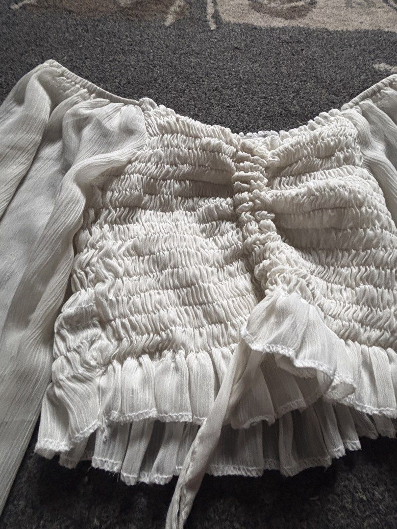 ASTRID WHITE BLOUSE RUFFLE (Category: Blouses) located in Makati City. Submitted by 317.manila (Listing ID 1464576392, Image 3). Description: 💛10/10 CONDITION 💛NO DAMAGE 💛ONCE USED 💛 SMALL.